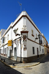 Retablo religioso en azulejos de la Virgen de Regla en una esquina del centro histórico de Rota, provincia de Cádiz, Andalucía, España
