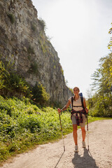 Obraz premium A Hiker Happily Enjoying a Beautiful and Scenic Trail, Immersed in Natures Splendorous Beauty