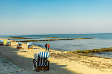 Unterwegs am Ostsee Strand von Nienhagen am mystischen Gespensterwald - Mecklenburg Vorpommern -...