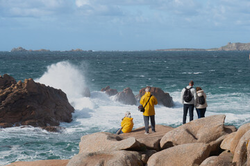 Personnes qui se promènent sur la Côte de granit rose en Bretagne