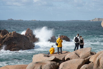 Personnes qui se promènent sur la Côte de granit rose en Bretagne