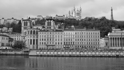 Naklejka premium bord de Saône à Lyon avec colline et basilique de Fourvière, cathédrale Saint Jean et quartier du Vieux Lyon