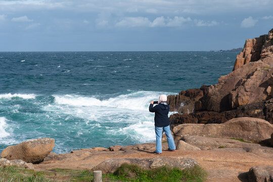 Personnes qui se prom&egrave;nent sur la C&ocirc;te de granit rose en Bretagne