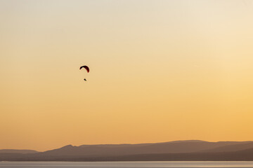 Gleitschirm über den Balaton im Sonnenuntergang