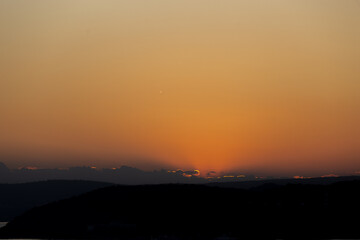 Rote wolken nach dem Sonnenuntergang