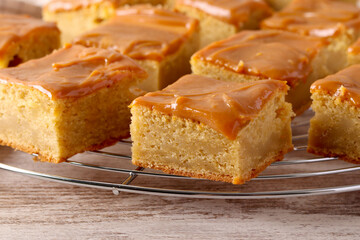 Peanut butter blondies with caramel