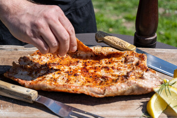 Matambre de Cerdo asado condimentado con pimienta, limón y romero. Cocina al aire libre
