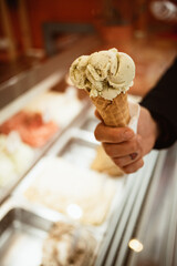 Eiscreme in der Waffel. Eisdiele. Person hält eine Tüte Eis