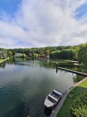 Obraz premium Blick aufs Wasser an der Schleuse Woltersdorf, Brandenburg