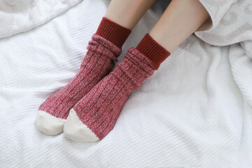 靴下を履いた女性の足元　冷え性イメージ