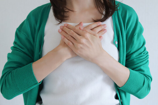 胸に手を当てる女性　心配