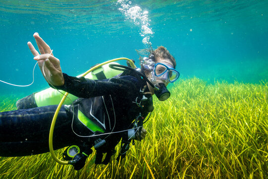 Woman scuba diving underwater in Rainbow River, Rainbow Springs State Park, Florida, USA