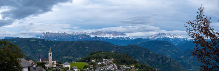 Jesenien im Sarntal vor Dolomitengipfeln mit Neuschnee