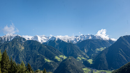 Panorama vom Penser Joch Richtung Brenner Autobahn mit den darüber liegenden Bergen