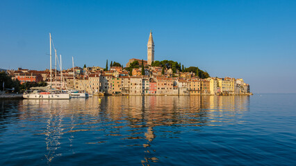 Obraz premium Stunning Rovinj, Croatia against a tranquil turquoise sky reflecting on calm waters