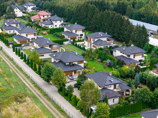 Budowa domu jednorodzinnego. Prace budowlane widziane z lotu ptaka. © hunter76