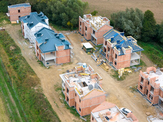 Budowa domu jednorodzinnego. Prace budowlane widziane z lotu ptaka. © hunter76