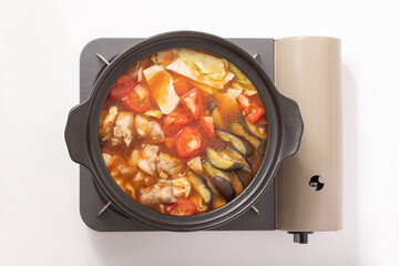 トマト鍋（鶏もも肉　なす　キャベツ）