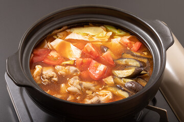 トマト鍋（鶏もも肉　なす　キャベツ）