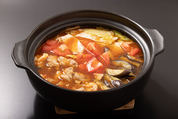 トマト鍋（鶏もも肉　なす　キャベツ）