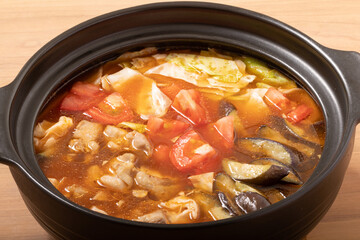 トマト鍋（鶏もも肉　なす　キャベツ）