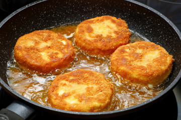 Frying breaded cheese