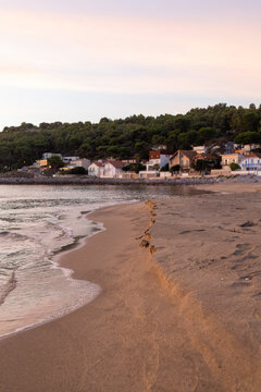 Village de La Franqui &agrave; Leucate dans l&rsquo;Aude, station baln&eacute;aire du littoral m&eacute;diterran&eacute;en en Occitanie, entre plage, mer et nature sauvage, paysage typique du sud de la France