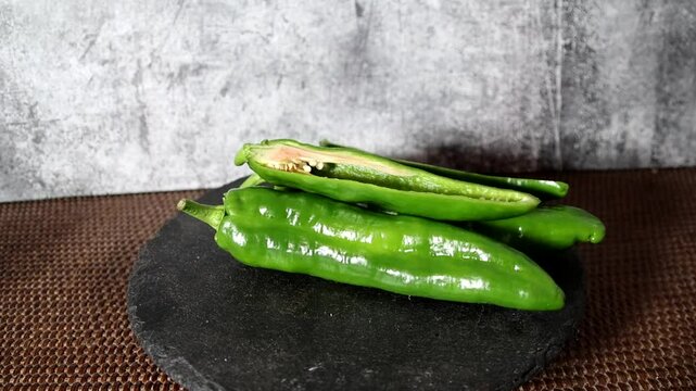pimientos verdes cortado girando natural agricultura