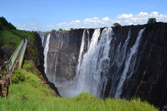 Die Victoriaf&auml;lle sind ein breiter Wasserfall des Sambesi zwischen Victoria Falls in Simbabwe (Victoria Falls) und Sambia (Livingston).