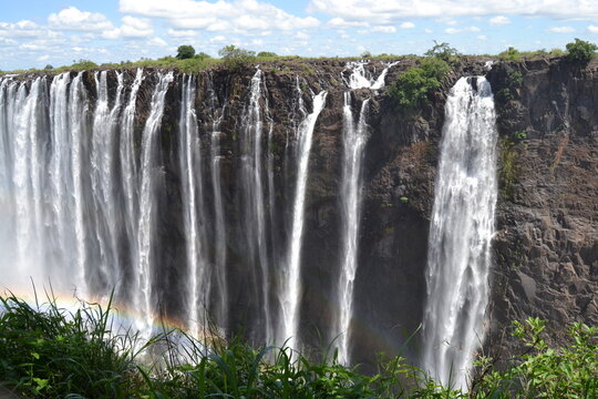 Die Victoriaf&auml;lle sind ein breiter Wasserfall des Sambesi zwischen Victoria Falls in Simbabwe (Victoria Falls) und Sambia (Livingston).