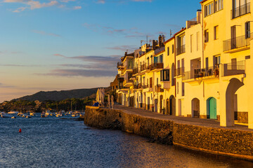 Naklejka premium Baie de Cadaqués, avec une myriade de petits bateaux au mouillage, au lever du soleil