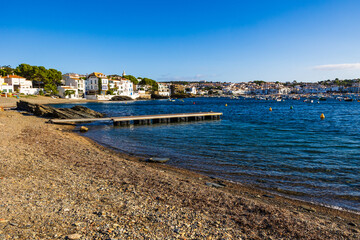 Fototapeta premium Baie de Cadaqués, avec une myriade de petits bateaux au mouillage
