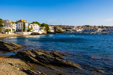 Obraz premium Baie de Cadaqués, avec une myriade de petits bateaux au mouillage