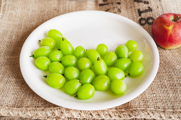 お皿に盛ったシャインマスカット