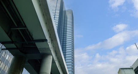 首都高速道路とオフィスビルを下から見上げる、都市風景、東京都心