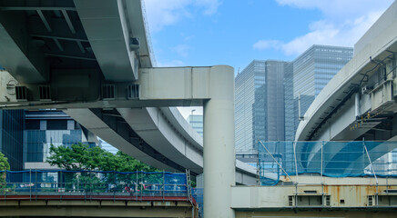 首都高速道路を下から見上げる、ビル街、都市風景、東京都心