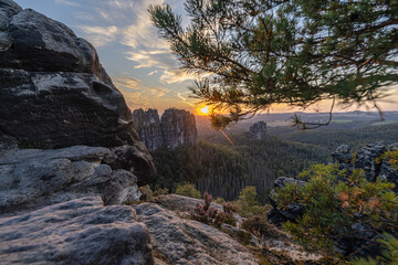 Nationalpark S&auml;chsische Schweiz: Faszinierender Blick &uuml;bers Elbsandsteingebirge abends zum Sonnenuntergang mit Aussicht auf Schrammsteine mit Torsteinkette Vorderen, Hinteren Torstein und Falkenstein.