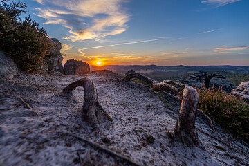 Nationalpark S&auml;chsische Schweiz: Faszinierender Blick &uuml;bers Elbsandsteingebirge abends zum Sonnenuntergang mit Aussicht auf Schrammsteine mit Torsteinkette Vorderen, Hinteren Torstein und Falkenstein.