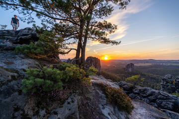 Nationalpark S&auml;chsische Schweiz: Faszinierender Blick &uuml;bers Elbsandsteingebirge abends zum Sonnenuntergang mit Aussicht auf Schrammsteine mit Torsteinkette Vorderen, Hinteren Torstein und Falkenstein.