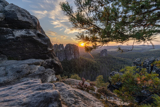Nationalpark S&auml;chsische Schweiz: Faszinierender Blick &uuml;bers Elbsandsteingebirge abends zum Sonnenuntergang mit Aussicht auf Schrammsteine mit Torsteinkette Vorderen, Hinteren Torstein und Falkenstein.