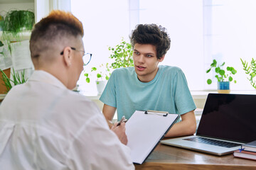 Obraz premium Young male patient in therapy with psychologist counselor in office