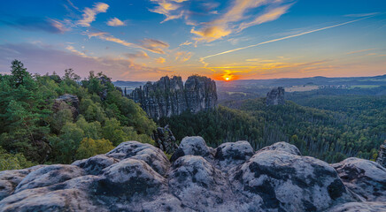 Nationalpark Sächsische Schweiz: Faszinierender Blick übers Elbsandsteingebirge abends zum...