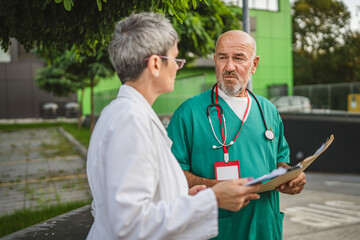 Two doctors discuss about patient results and look for a solution