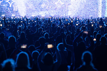 Obraz premium Crowd of people in front of the stage during the concert.