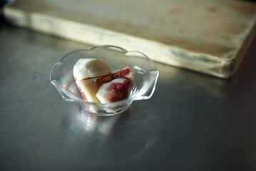 ガラスの容器にいれたイチジク