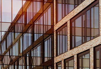 Obraz premium Windows in the modern office building. Business concept