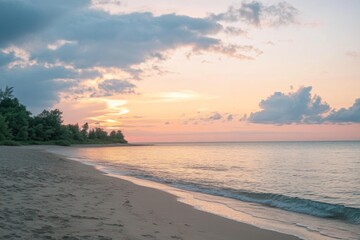 Obraz premium Serene beach at sunset with pastel clouds and gentle waves on golden sand, capturing tranquil atmosphere in high-resolution detail.