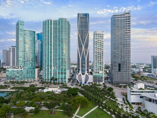 Naklejka premium Sktscapers and Maurice A. Ferré Park along the waterfront of Downtown Miami, Florida, United States.