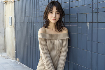 Fototapeta premium ベージュニットが映える大人可愛い女性