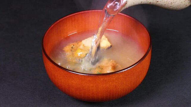 フリーズドライの味噌汁にお湯を注ぐ
